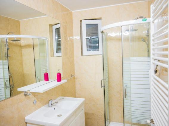 Escape Aparthotel Suceava Exterior foto